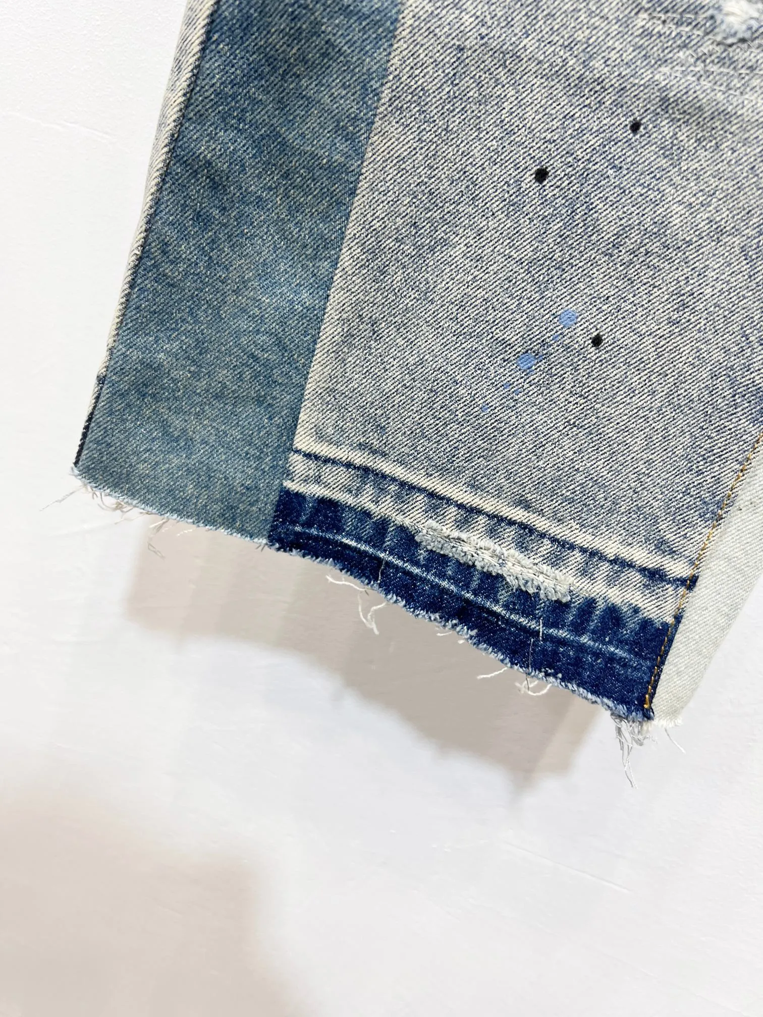 P300 Style Number: (c109) GALLERY DEPT. 2025 New Retro Splashed Ink Hole Stitching Seams Couple Style Loose Bootcut Jeans 🔥High Version🔥High Version🔥 Top Ceiling Quality Styles with different washed textures are very friendly to people with thin legs and thick legs. The loose version is very flattering. Moderate length that never goes out of style, easy and casual to match, basic styling for various styles, a must-have in the wardrobe! The fabric is stiff but also makes the upper body soft without losing texture. The washing process is even more perfect. It is a must-have item for everyone! ! ! Washed wheat, hang tag, pants label, three complete labels, color: blue, size: 28, 30, 32, 34, 36 (five sizes)